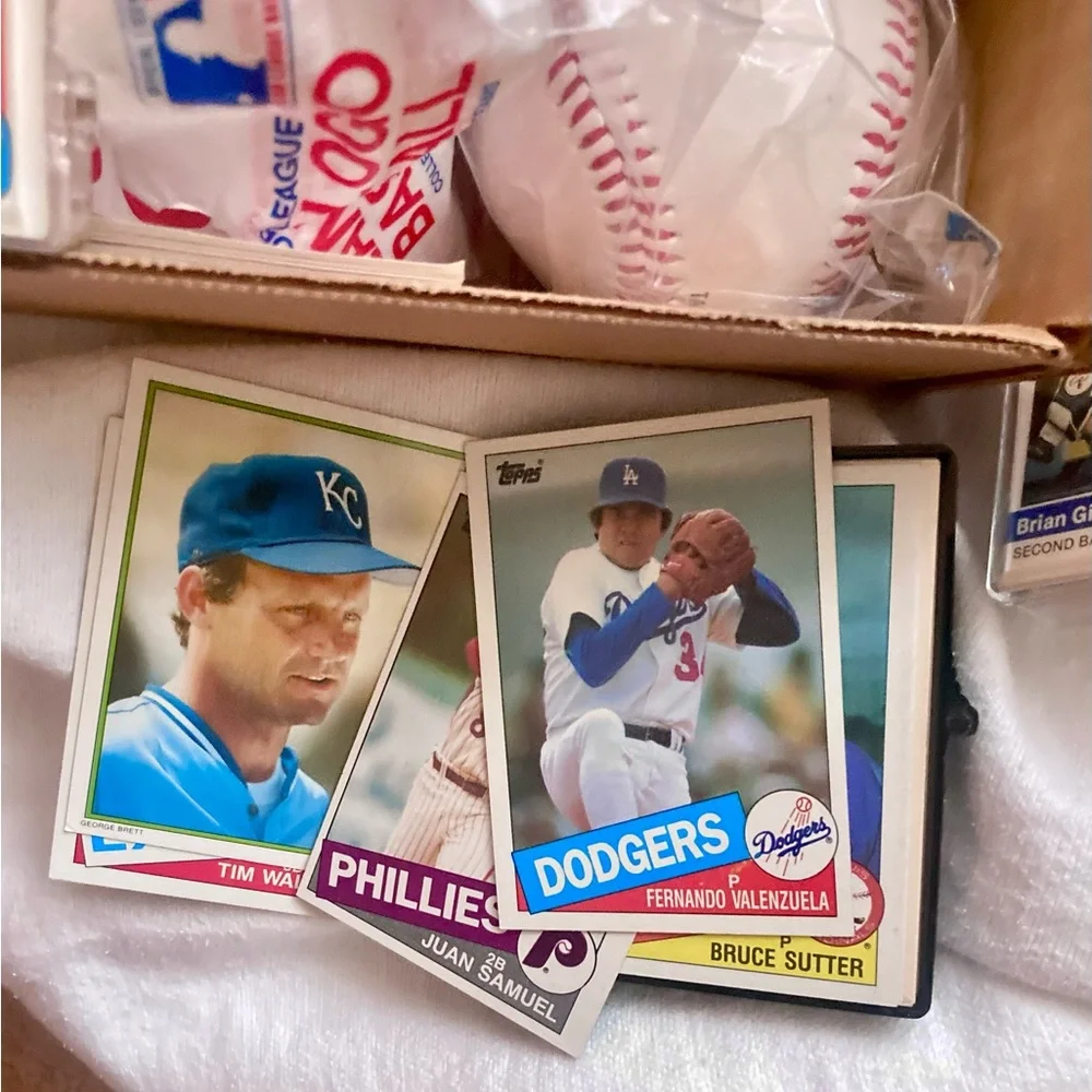 Topps, assorted Baseball Cards Box, O-Pee-Chee, and a Braves baseball - Picture 2 of 8